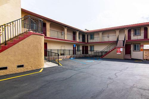 Econo Lodge Long Beach I-405 allows 18 year olds to book a room in Long Beach