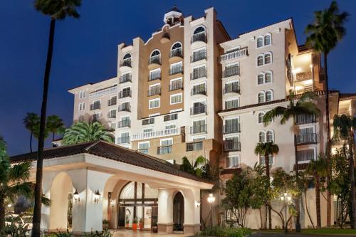 Embassy Suites by Hilton Santa Ana Orange County Airport allows 18 year olds to book a room in Santa Ana