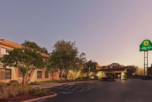 La Quinta Inn by Wyndham Austin Oltorf allows 18 year olds to book a room in Austin