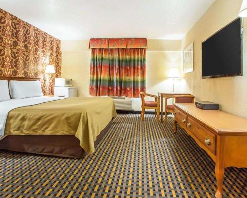 Days Inn by Wyndham Jersey City allows 18 year olds to book a room in Jersey City