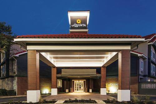 La Quinta by Wyndham Austin at The Domain allows 18 year olds to book a room in Austin