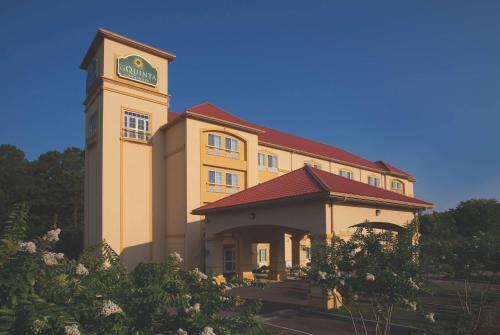 La Quinta by Wyndham Norfolk Airport allows 18 year olds to book a room in Norfolk