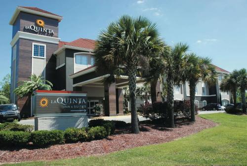 La Quinta by Wyndham Baton Rouge Denham Springs allows 18 year olds to book a room in Baton Rouge