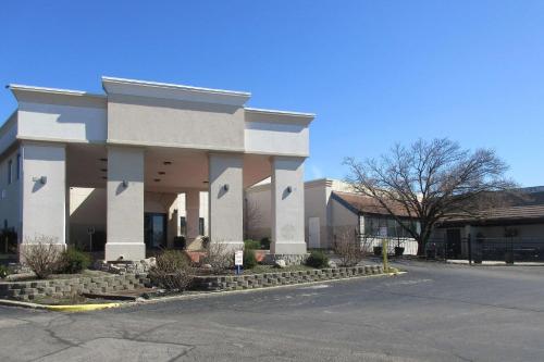 Quality Inn & Suites allows 18 year olds to book a room in Cincinnati