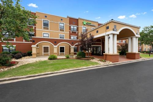 Extended Stay America Premier Suites - Charlotte - Pineville - Pineville Matthews Rd. allows 18 year olds to book a room in Charlotte