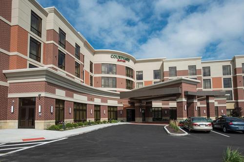 Courtyard by Marriott Cincinnati Midtown/Rookwood allows 18 year olds to book a room in Cincinnati