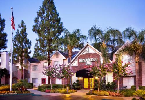 Residence Inn Bakersfield allows 18 year olds to book a room in Bakersfield