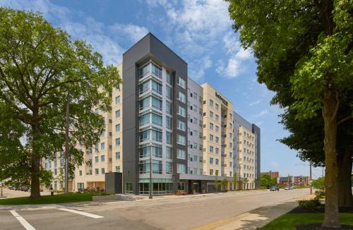 Residence Inn by Marriott Cleveland University Circle/Medical Center allows 18 year olds to book a room in Cleveland