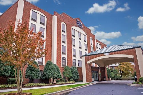 Four Points by Sheraton Greensboro Airport allows 18 year olds to book a room in Greensboro