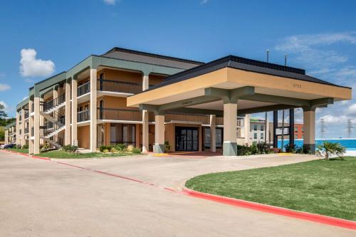 Quality Inn West Fort Worth allows 18 year olds to book a room in Fort Worth