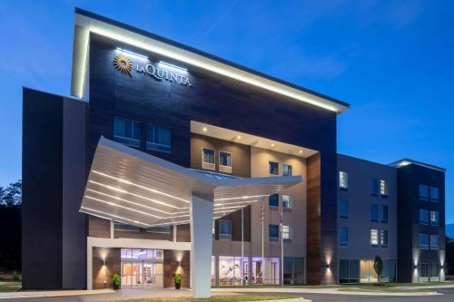 La Quinta by Wyndham Greensboro Airport High Point allows 18 year olds to book a room in Greensboro