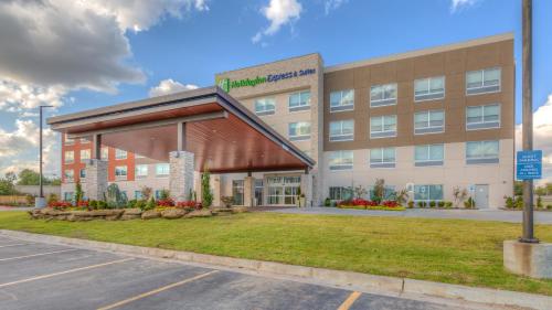 Holiday Inn Express & Suites Tulsa Midtown, an IHG Hotel allows 18 year olds to book a room in Tulsa