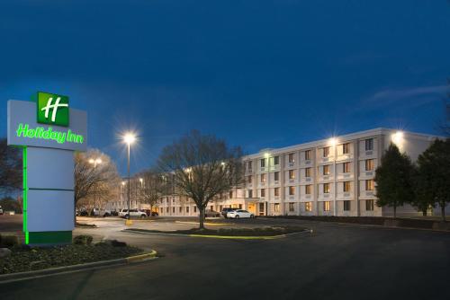 Holiday Inn Charlotte Airport, an IHG Hotel allows 18 year olds to book a room in Charlotte