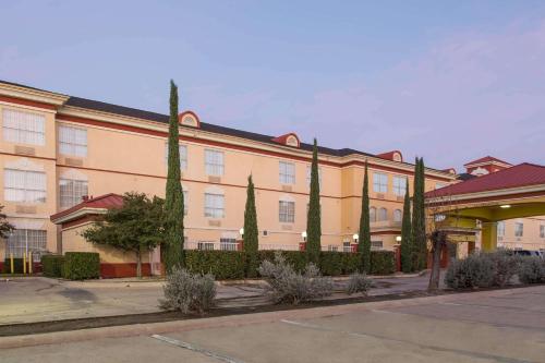 Comfort Suites North Fossil Creek allows 18 year olds to book a room in Fort Worth