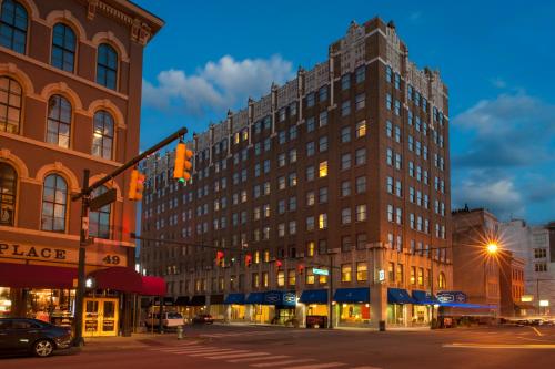 Hampton Inn Indianapolis Downtown Across from Circle Centre allows 18 year olds to book a room in Indianapolis