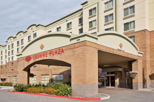 Crowne Plaza Anchorage-Midtown, an IHG Hotel allows 18 year olds to book a room in Anchorage