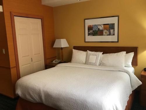 Fairfield Inn and Suites Sacramento Airport Natomas allows 18 year olds to book a room in Sacramento