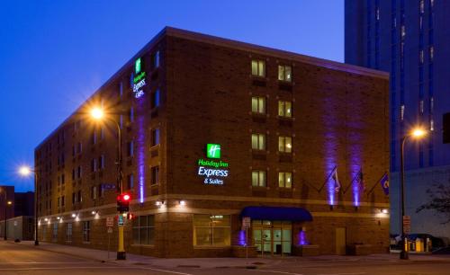 Holiday Inn Express Hotel & Suites Minneapolis-Downtown Convention Center, an IHG Hotel allows 18 year olds to book a room in Minneapolis