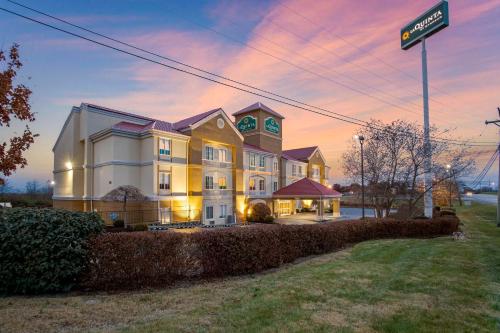 La Quinta by Wyndham Lexington South / Hamburg allows 18 year olds to book a room in Lexington