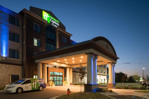 Holiday Inn Express & Suites Kansas City Airport, an IHG Hotel allows 18 year olds to book a room in Kansas City