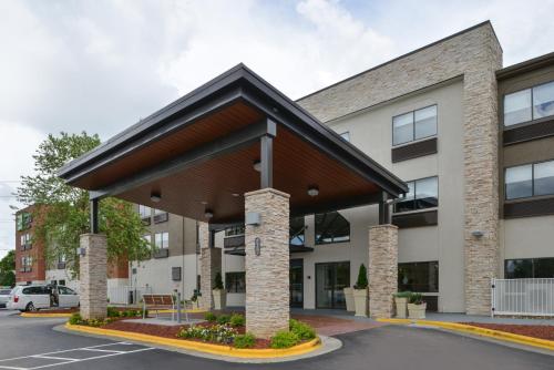 Holiday Inn Express & Suites Raleigh NE - Medical Ctr Area, an IHG Hotel allows 18 year olds to book a room in Raleigh