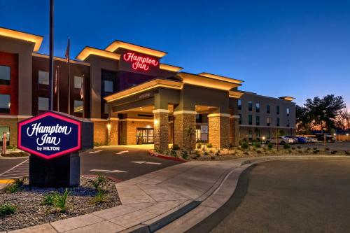 Hampton Inn Fresno Airport allows 18 year olds to book a room in Fresno