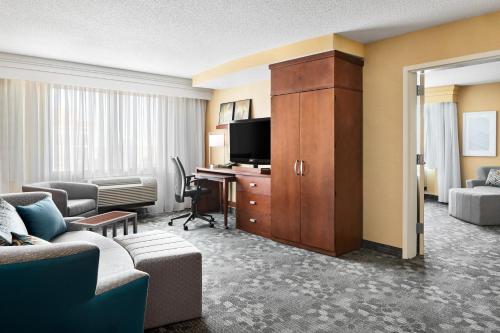 Courtyard by Marriott Newark Downtown allows 18 year olds to book a room in Newark