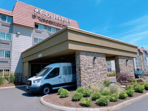 Country Inn & Suites by Radisson, Portland Delta Park, OR allows 18 year olds to book a room in Portland