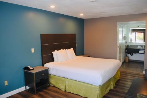 Hotel Milagro allows 18 year olds to book a room in Chula Vista