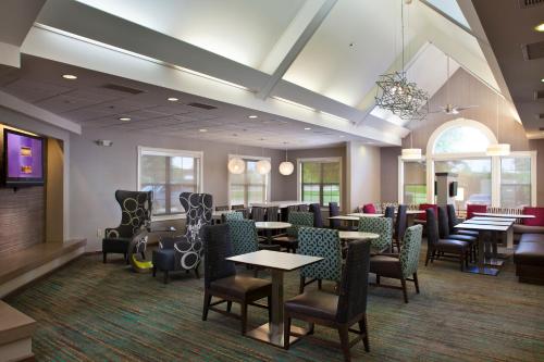 Residence Inn Baton Rouge Siegen allows 18 year olds to book a room in Baton Rouge