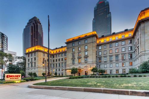 Drury Plaza Hotel Cleveland Downtown allows 18 year olds to book a room in Cleveland