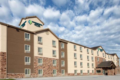 WoodSpring Suites Plano - North Dallas allows 18 year olds to book a room in Plano