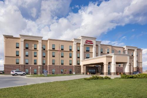 Hampton Inn and Suites - Lincoln Northeast allows 18 year olds to book a room in Lincoln