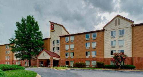 Red Roof Inn PLUS Raleigh Downtown NCSU Conv Center allows 18 year olds to book a room in Raleigh