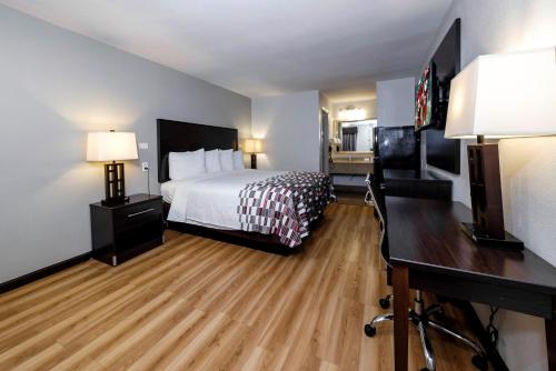 Red Roof Inn Arlington - Entertainment District allows 18 year olds to book a room in Arlington