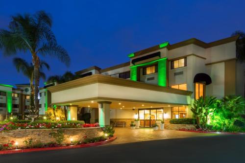 Holiday Inn Santa Ana-Orange County Airport, an IHG Hotel allows 18 year olds to book a room in Santa Ana