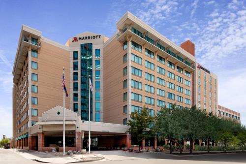 Tucson Marriott University Park allows 18 year olds to book a room in Tucson