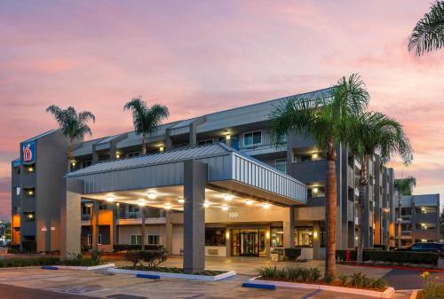 Motel 6-Anaheim, CA - Maingate allows 18 year olds to book a room in Anaheim