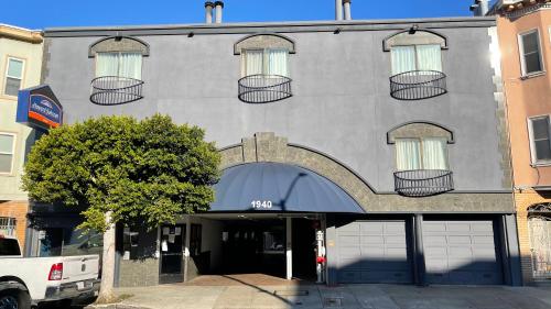 Howard Johnson by Wyndham San Francisco Marina District allows 18 year olds to book a room in San Francisco