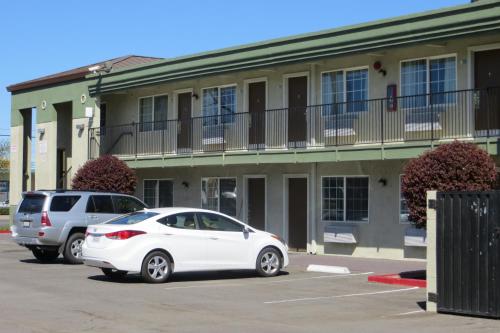 American Inn Stockton allows 18 year olds to book a room in Stockton