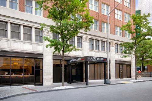 Courtyard by Marriott Atlanta Downtown allows 18 year olds to book a room in Atlanta