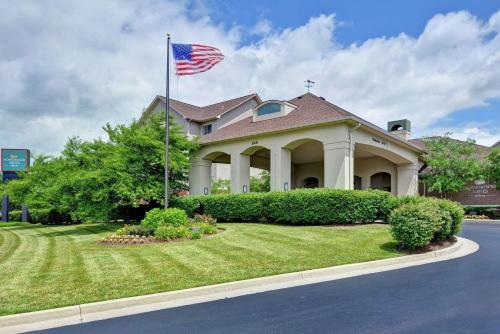 Homewood Suites by Hilton Lexington Fayette Mall allows 18 year olds to book a room in Lexington