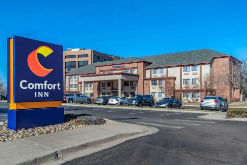 Comfort Inn Denver Southeast allows 18 year olds to book a room in Aurora