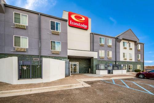 Econo Lodge allows 18 year olds to book a room in Laredo