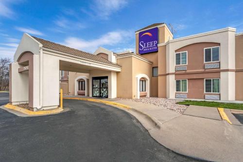 Sleep Inn & Suites Omaha Airport allows 18 year olds to book a room in Omaha