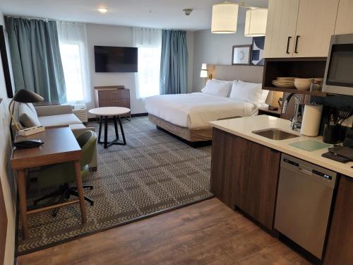 Staybridge Suites - Louisville - Expo Center, an IHG Hotel allows 18 year olds to book a room in Louisville