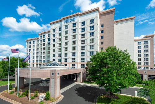 Hilton Charlotte Airport Hotel allows 18 year olds to book a room in Charlotte