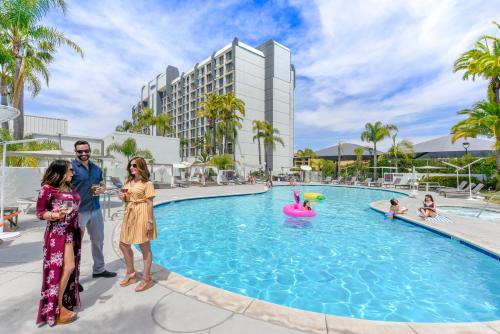 Hilton Irvine/Orange County Airport allows 18 year olds to book a room in Irvine 