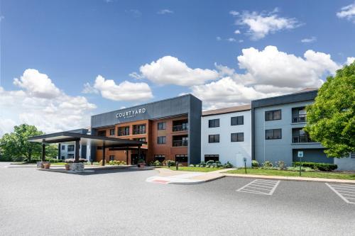 Courtyard Columbus Airport allows 18 year olds to book a room in Columbus 