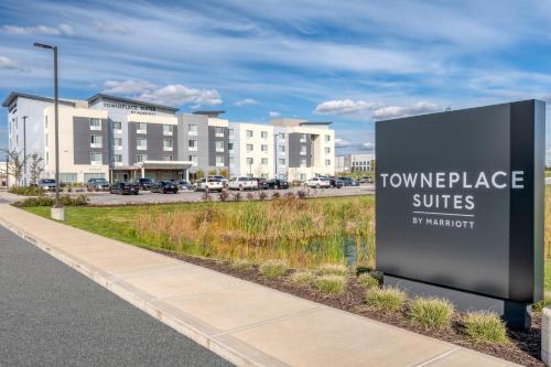 TownePlace Suites by Marriott Indianapolis Airport allows 18 year olds to book a room in Indianapolis